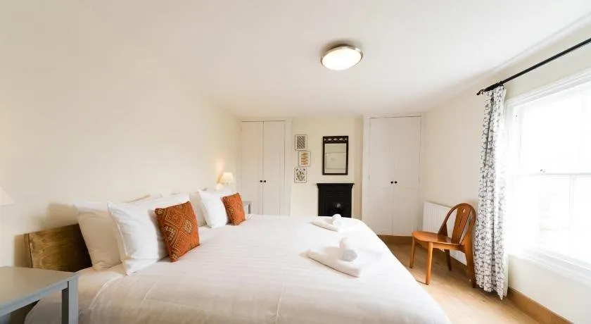 Bird Sisters Cottage with Free Parking - Image 1
