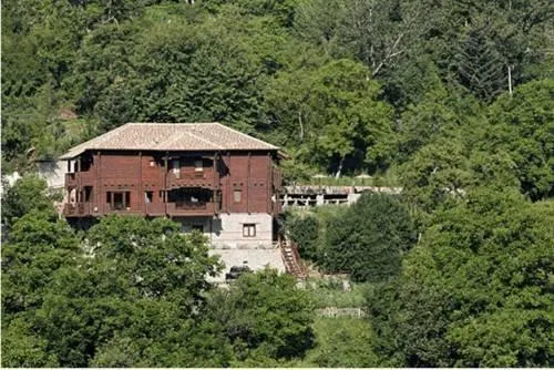 Iliessa Wooden Guesthouse - Image 1