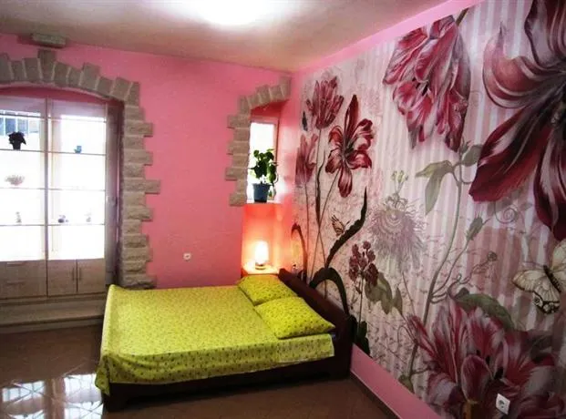 Apartment Johnny - Image 1