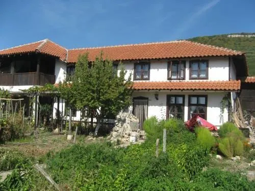 Hadji Ognyanova Guest House - Image 1