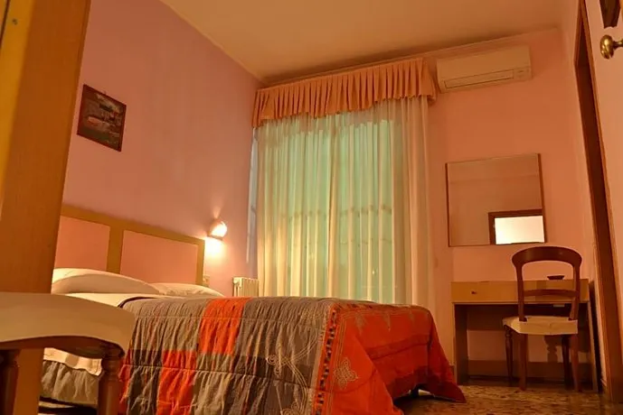 Hotel Linda Sorrento - Image 1