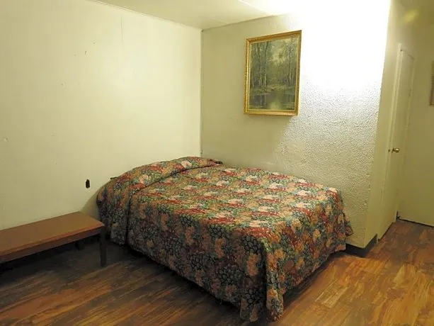 Lawrenceburg Motel - Image 1