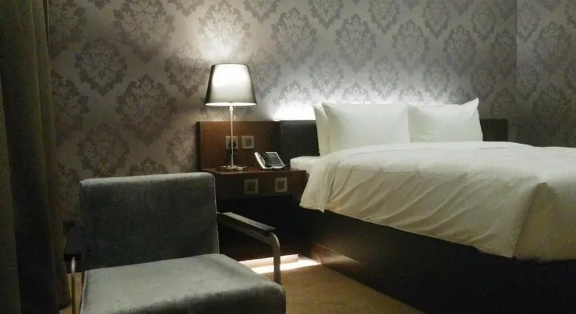 Gloucester Hotel - Image 1