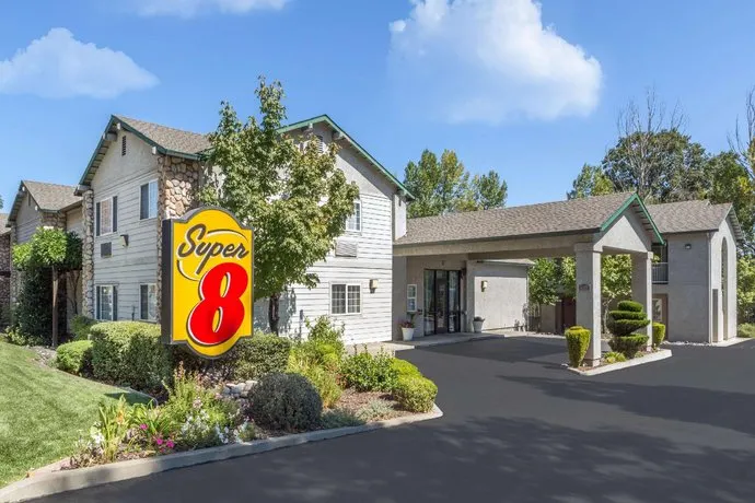 Super 8 by Wyndham Willits - Image 1