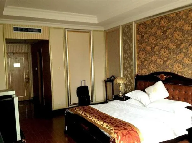 KB-Crown Hotel - Image 1