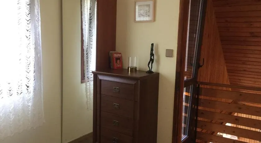 Lakeside wood cottage - Image 1