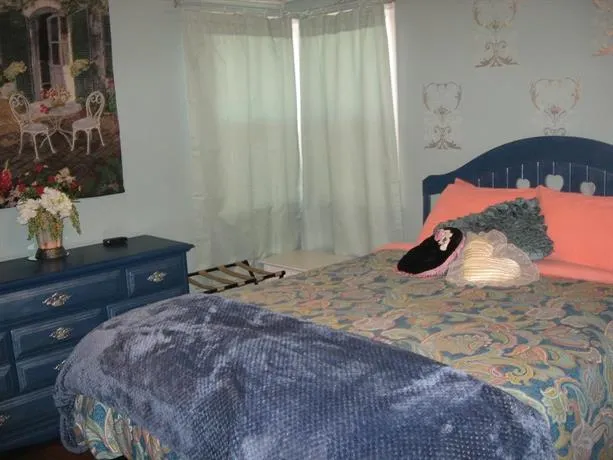 Goldfinger's Get Away Bed & Breakfast - Image 1