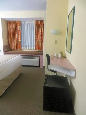 Microtel Inn & Suites by Wyndham Knoxville - Image 1