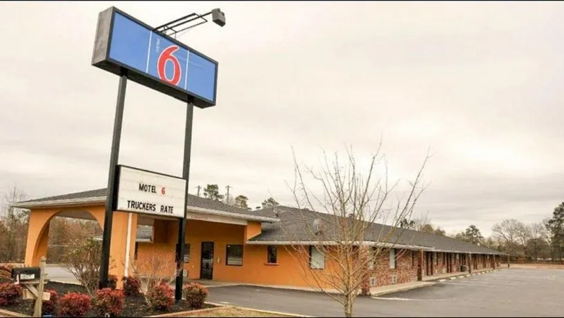 Motel 6 Sumter SC - Image 1