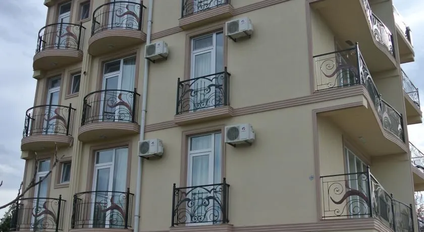 Beach House Hotel - Image 1