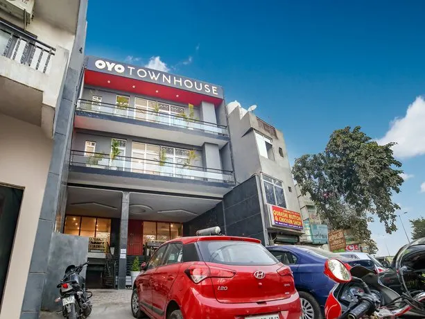 OYO Townhouse 067 Chattarpur - Image 1