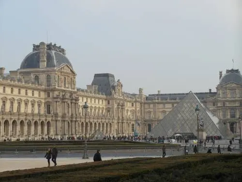 PARIS LOUVRE ROMANTIC - Image 1