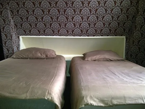 Maggys & Gunputsing Guesthouse - Image 1