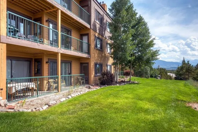 Two-Bedroom Lake Forest Condo 102C with Lake Views - Image 1