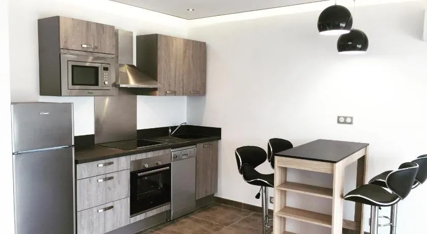 Appartement une chambre avec vue mer et montagnes, proche du centre -1 - Image 1