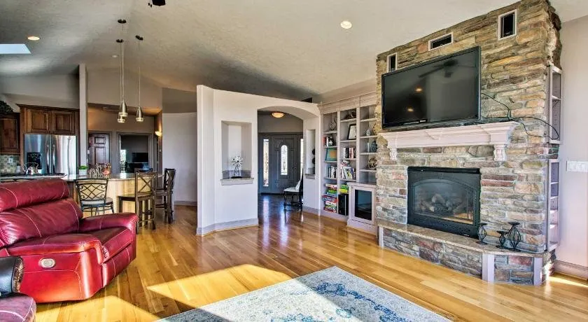 Grand Cabin w/ Hot Tub & Views - Near Hiking - Image 1