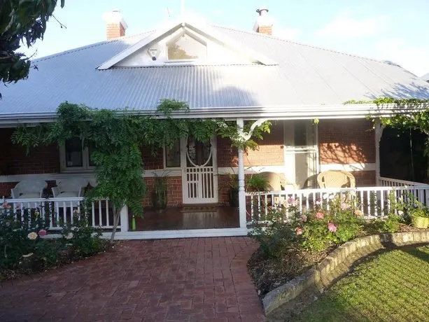 Lakeside Bed & Breakfast Perth - Image 1