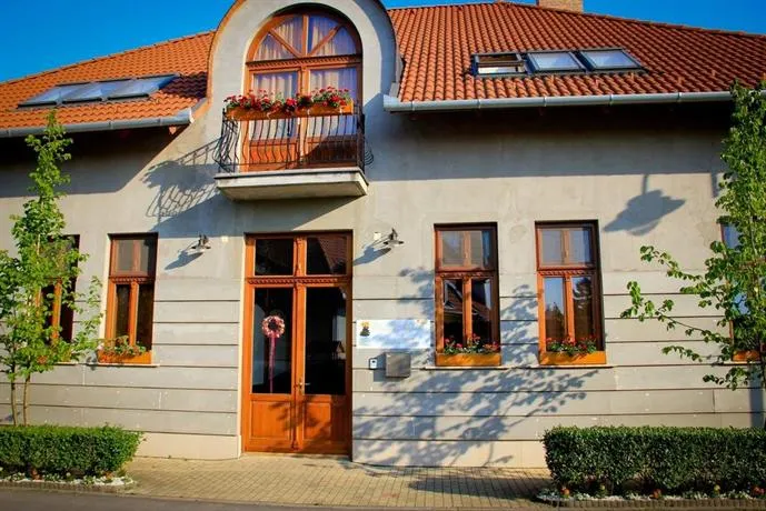 Várszálló Apartman - Image 1