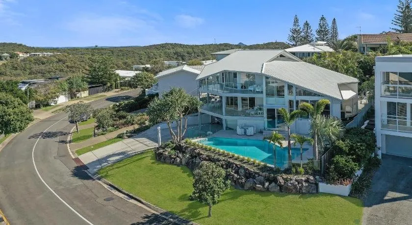 Beachside luxury, Sunrise Beach - Image 1