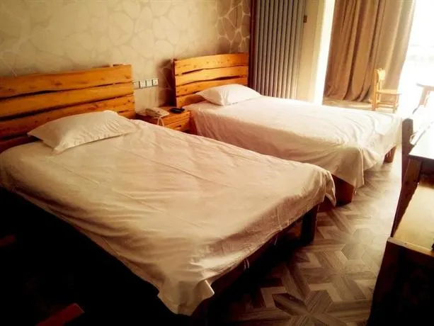 Longbai Business Hotel - Image 1