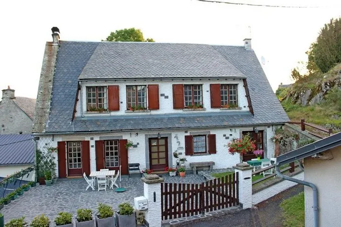 La Cascade Fleurie - Image 1