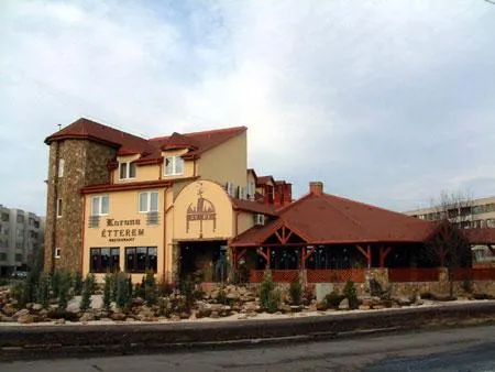 Korona Hotel es Etterem - Image 1