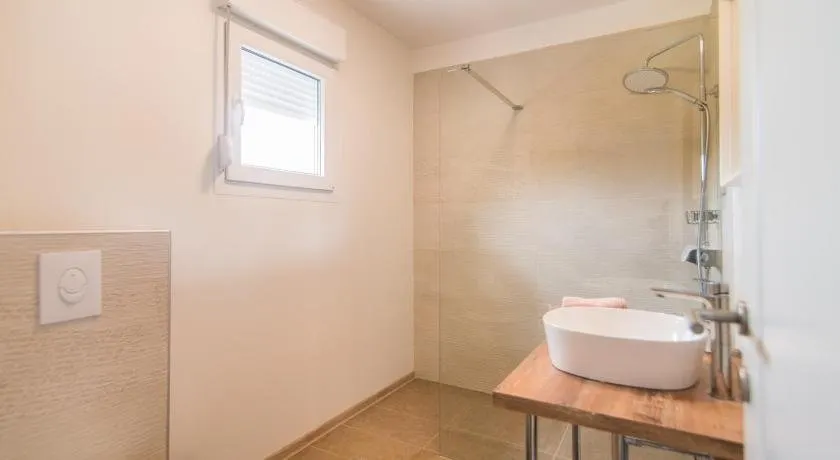 Green Heaven Rooms - Image 1
