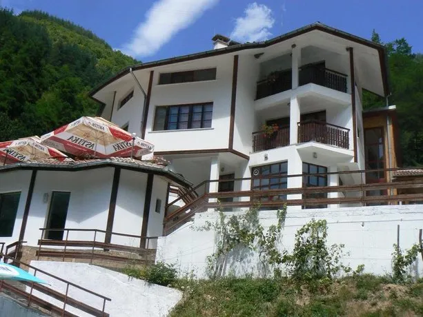 Fisherman's Hut Hotel - Image 1