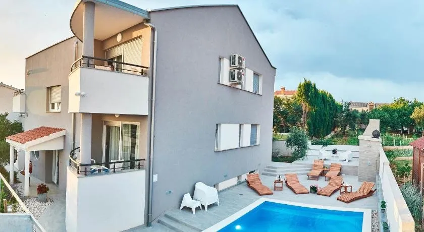 Salis Apartments - Image 1