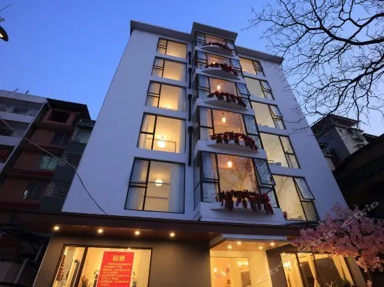 Q+ LIRIVER HOTEL - Image 1