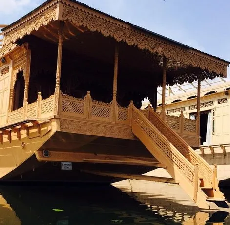 Monarch Houseboat - Image 1