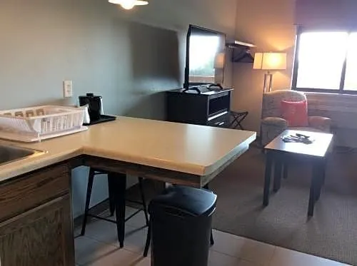 Scenic Shore Inn - Image 1