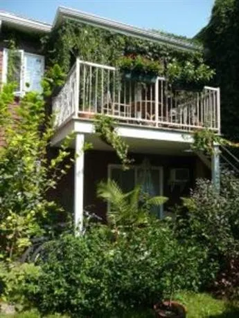 Absolument Montreal Bed & Breakfast - Image 1