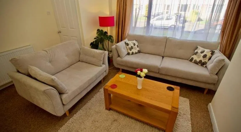 Clean Bath property by canal and town with free parking, WiFi and breakfast included - Image 1
