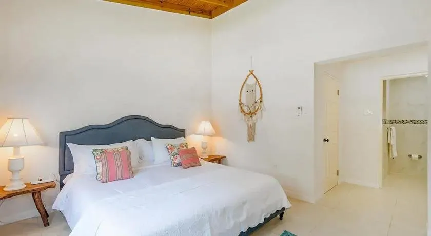 New 3-bed on Hip Strip, Beach access, Sleeps 8 - Image 1
