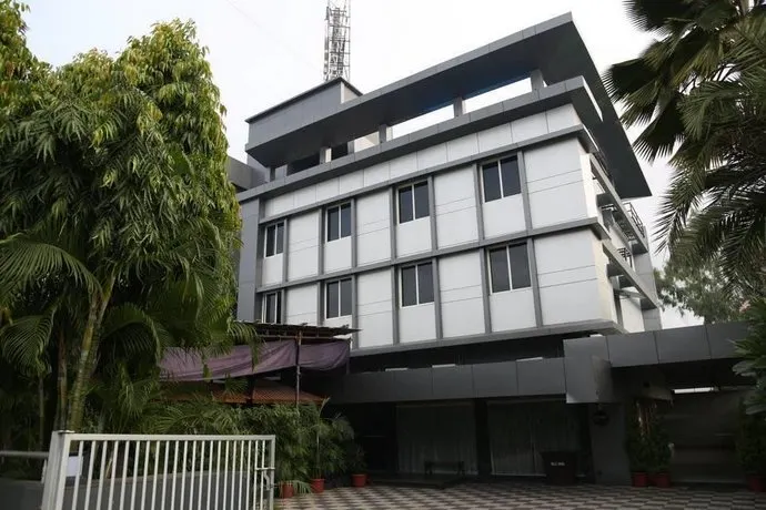 OYO Premium Chinchwad - Image 1