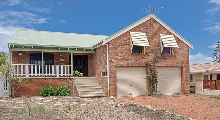 Birubi Beach House' 14 Campbell Avenue - fantastic house and close to the surf beach - Image 1