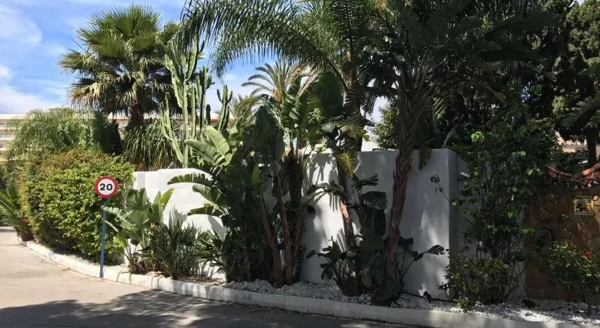 Modern 3 bed beach side private villa - Image 1