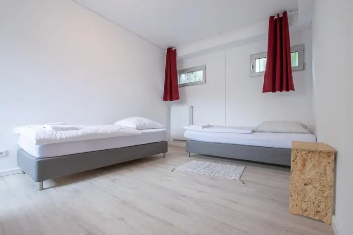 Tolstov-Hotels Large 4 Room Apartment - Image 1