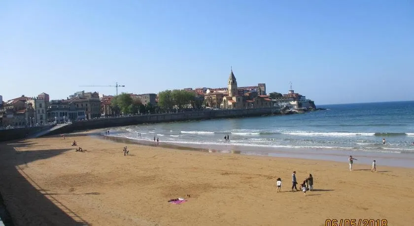 Piso en Gijon cerca de PLAYA del ARBEYAL - Image 1