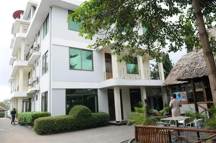 Collubus Hotel - Image 1