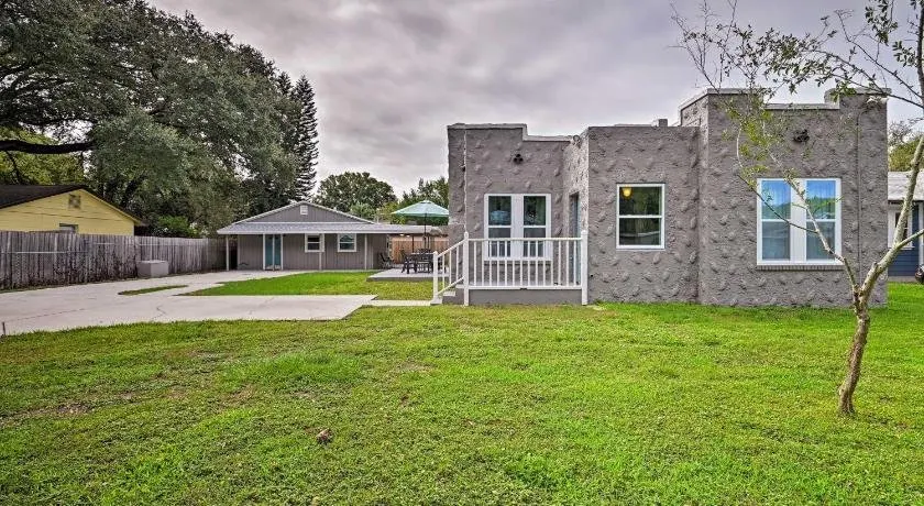 Modern Bungalow w/ Gas Bbq, Short Walk to Downtown - Image 1