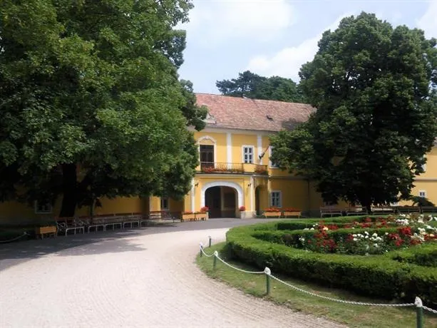 Imperiál Hotel - Image 1