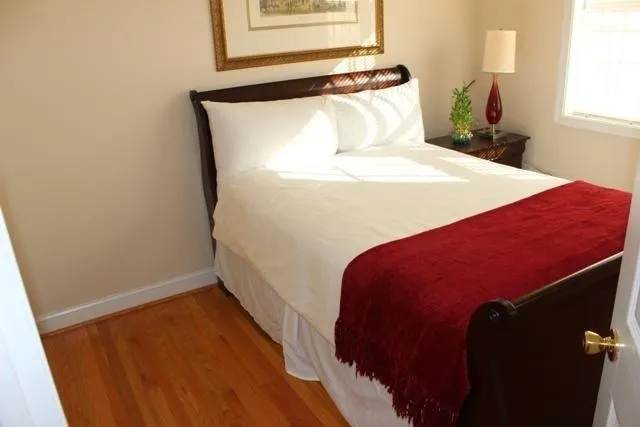 COZY - Free Designated Parking - 2bdrm - Image 1