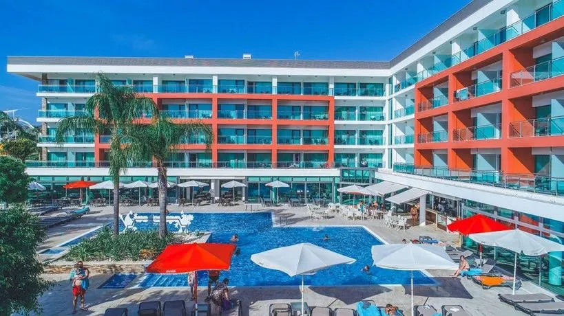 Aquashow Park Hotel - Image 1