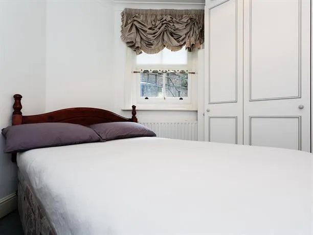 Veeve  2 Bed Flat Iverna Gardens Kensington - Image 1