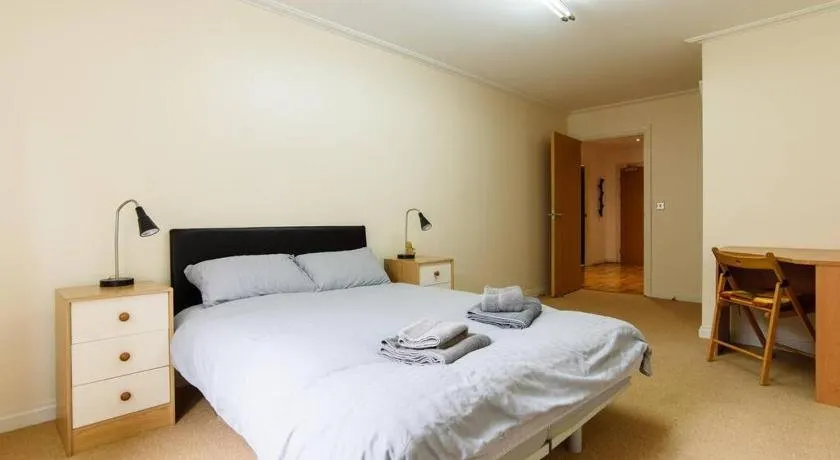 Stunning 2BD - Cardiff Bay Walk Central sleeps 6 - Image 1