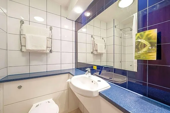 COMFORT INN SUNDERLAND - Image 1