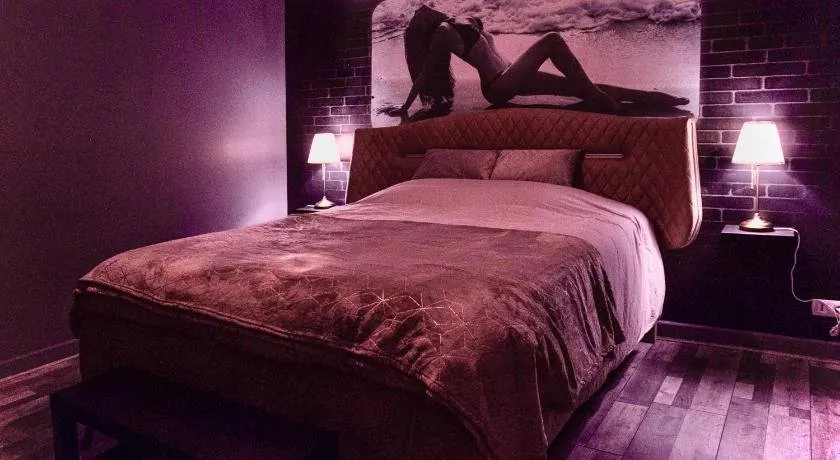 Suite avec Jacuzzi et Sauna Privée - Image 1