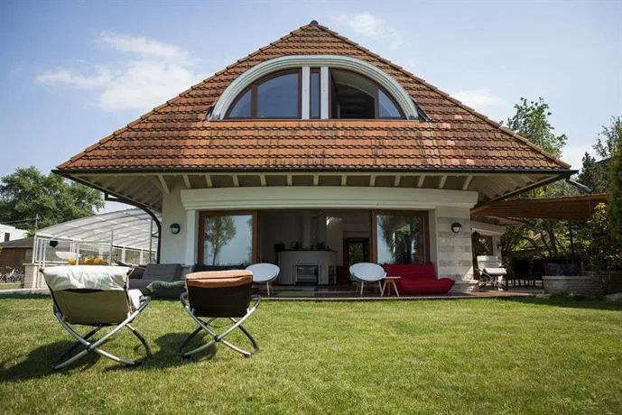 Luxury Beachfront Villa Balatonszarszo - Image 1